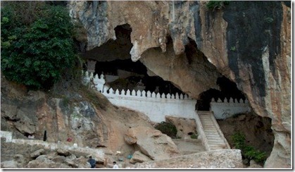 Laos_Pak_Ou_cave_small